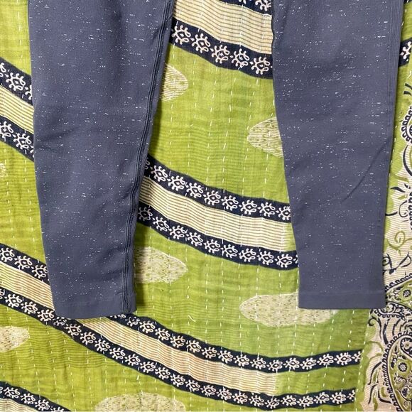 Lululemon Blue Tied/ White Free To Flow 7/8 Tight Size 2 - Picture 7 of 15